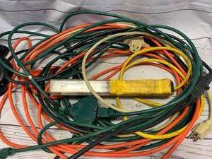 lot 50 image: Large Lot of Electrical Cords & Light