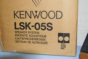 lot 74 image: Vintage PAIR of Kenwood LSK-05S Wood Bookshelf Audio Speakers