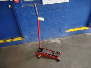 lot 18 image: Floor Jack...
