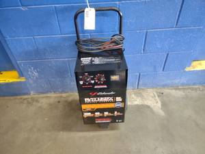 lot 19 image: Schumacher SE4020 200 Amp Battery C...