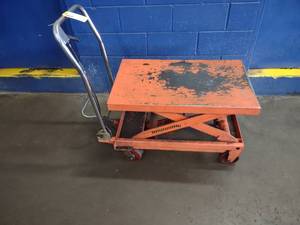 lot 35 image: Scissor Lift Cart, 32x19 12 Platfo...