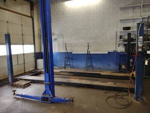 lot 1 image: Challenger Model 40EFX 12,000 lb. D...
