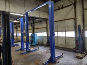 lot 2 image: Challenger Model Q10000 10,000lb. 2...