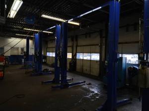 lot 3 image: Challenger Model Q10000 10,000lb. 2...