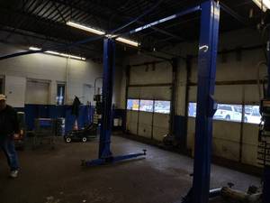 lot 5 image: Challenger Model Q10000 10,000lb. 2...