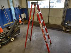 lot 125 image: Louisville 6 Fiberglass Step Ladde...