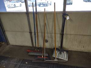 lot 130 image: (6) Tools...