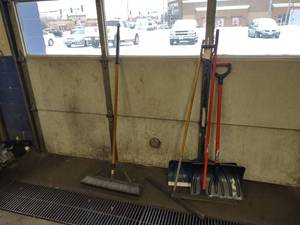 lot 131 image: (5) Tools...