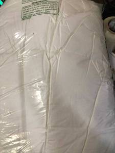 lot 3 image: Geneva PrimaLoft Deluxe Medium Warmth King Comforter, C1Z2-K-WHITE, NEW