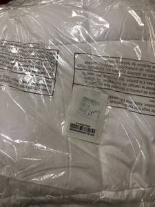 lot 19 image: LoftAIRE LightweightMedium Warmth White Queen Comforter, C3H8-Q-WHITE, NEW