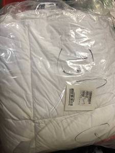 lot 77 image: LaCrosse LoftAIRE Medium Warmth White King Down Alternative Comforter, C3J6-K-WHITE, NEW