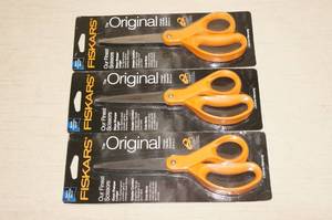 lot 256 image: 3 New Fiskars Scissors