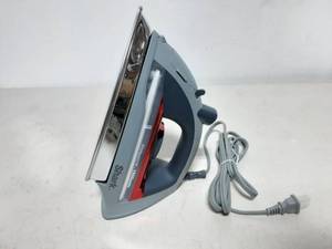 lot 2 image: Shark 1500W Iron-Looks New