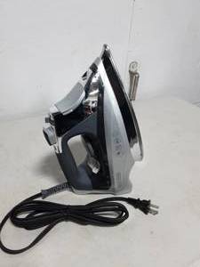 lot 4 image: Black & Decker Steam Iron-Looks New D3032C7