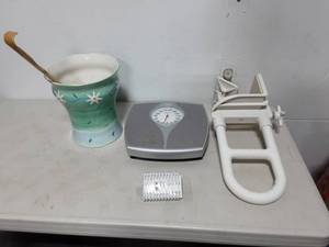 lot 19 image: Handicap Tub Rail, Scale, Misc.