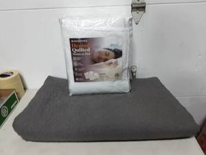 lot 37 image: Quilt & Queen Size Heated Mattress Pad (New)