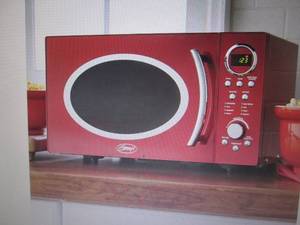 lot 71 image: Ginnys .9 Cu. Ft. Retro Microwave ...