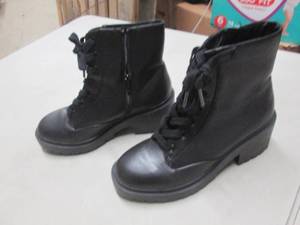 lot 105 image: Size 8.5 Black Boots ...