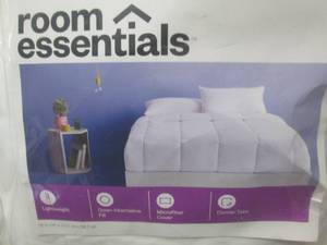 lot 116 image: Twin Down Alternative Comforter...