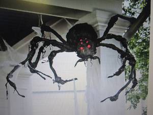 lot 200 image: Giant Spider with Red Eyes Retail $...