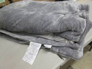 lot 235 image: Threshold 55x80 in Weighted Blanket...