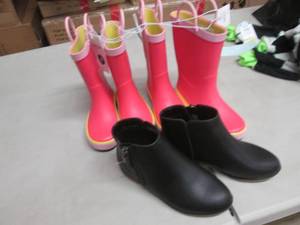lot 256 image: Size 1 Short Boots, Size 9 & 11 Rai...