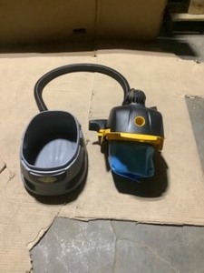 lot 44 image: STINGER 2.5 GAL. 1.75-PEAK HP COMPACT WETDRY SHOP VACUUM WITH FLITER BAG HOSE AND ACCESSORIES