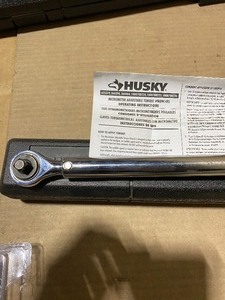 lot 15 image: HUSKY 20FT.LBS.TO 100FT.lBS 38 IN. DRIVE TORQUE WRENCH. HUSKY 14 IN. DRIVE TORQUE WRENCH. (DAMAGEDFOR REPAIRS)