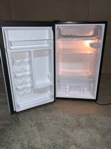 lot 57 image: MAGIC CHEF 3.3 cu. ft. Mini Fridge in Stainless Look USED AND TESTED (REVIEW PHOTOS)