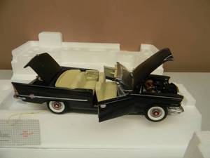 lot 28 image: THE FRANKLIN MINT 1957 CHRYSLER 300C - 124 SCALE - AWESOME - NEW IN BOX - SEE PICTURES