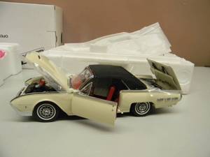 lot 41 image: THE DANBURY MINT 1962 FORD THUNDERBIRD - 124 SCALE - NEW IN BOX EXCELLENT CONDITION - GREAT PIECE - SEE PICTURES