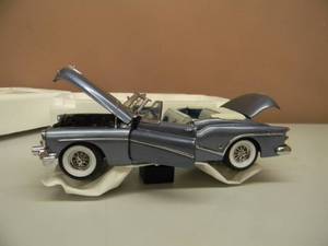 lot 50 image: THE DANBURY MINT 1953 BUICK SKYLARK - 124 SCALE - NEW IN BOX EXCELLENT CONDITION - GREAT PIECE - SEE PICTURES