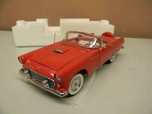 lot 51 image: THE DANBURY MINT 1956 FORD THUNDERBIRD - 124 SCALE - NEW IN BOX EXCELLENT CONDITION - GREAT PIECE - SEE PICTURES