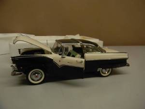 lot 52 image: THE DANBURY MINT 1955 FORD FAIRLANE CROWN VICTORIA - 124 SCALE - NEW IN BOX EXCELLENT CONDITION - GREAT PIECE - SEE PICTURES