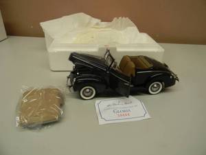 lot 53 image: THE DANBURY MINT 1940 FORD DELUXE CONVERTIBLE - 124 SCALE - NEW IN BOX EXCELLENT CONDITION - GREAT PIECE - SEE PICTURES