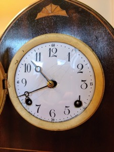 lot 19 image: Vintage Wooden Mantle Clock