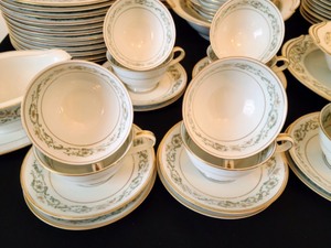 lot 27 image: Noritake Cresent Dish Set