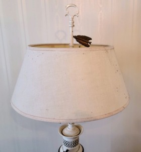lot 74 image: White Vintage Table Lamp