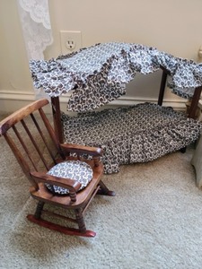 lot 122 image: Vintage Doll Furniture