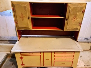 lot 126 image: Vintage Metal Toy Kitchen Set
