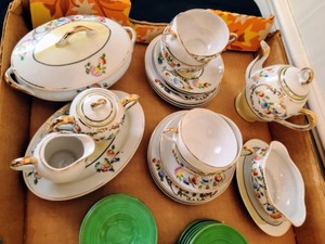 lot 128 image: Vintage Childrens Tea Sets