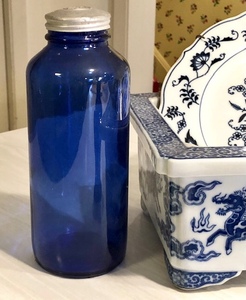 lot 104 image: Vintage Blue Decor