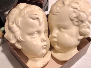 lot 109 image: Vintage Trinkets
