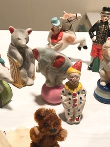 lot 106 image: Vintage Ceramic Circus Figurines