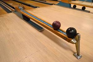 lot 13 image: Ball Return Station and Rail