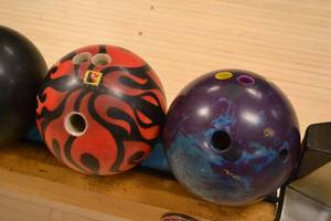 lot 50 image: (6) Bowling Balls