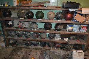 lot 86 image: Lot of (27) Bowling Balls - Old. Some have cracks or damage. Inspection strongly encouraged.