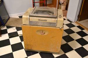 lot 89 image: Vintage Brunswick .10 Vending  Automatic Ball Polisher