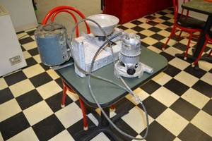 lot 95 image: Porter Cable Model 100-M Router and Bowling Ball Polishing Spinner