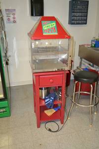 lot 93 image: Wisco Pizza  Food Warmer with Stand - Tested and Warms